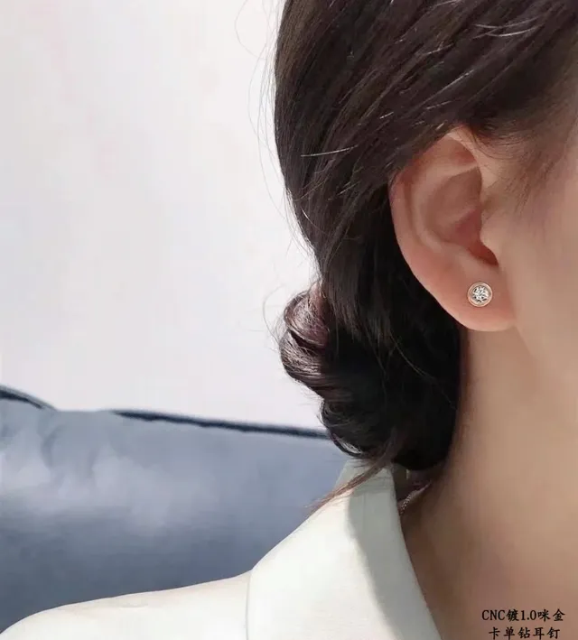 Cartier Boucles d'Oreilles Or et Argent avec Bords Cannelés et Pierre Ronde Simple 9