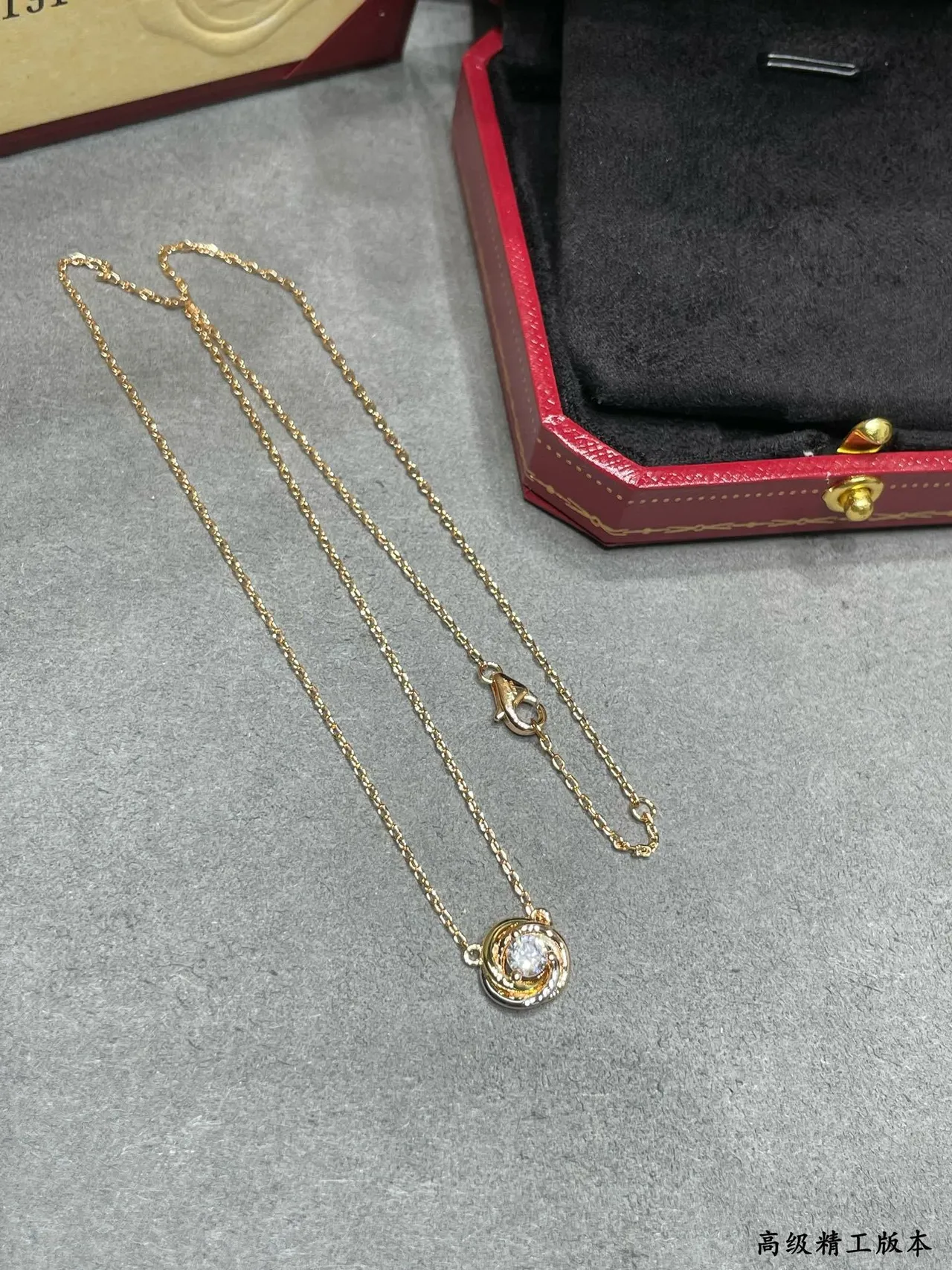سلسلة القلادة Cartier الذهبية الدوامية والوحيدة 3