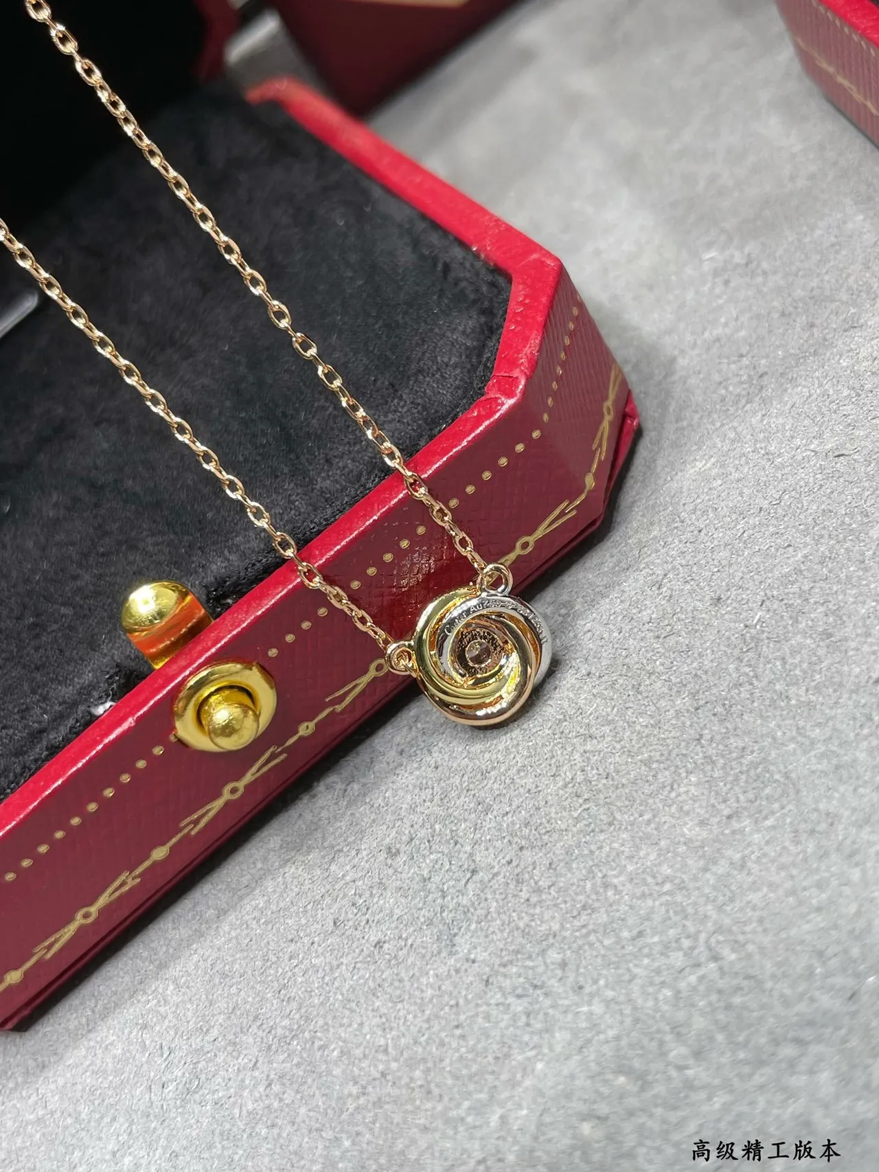 سلسلة القلادة Cartier الذهبية الدوامية والوحيدة 4