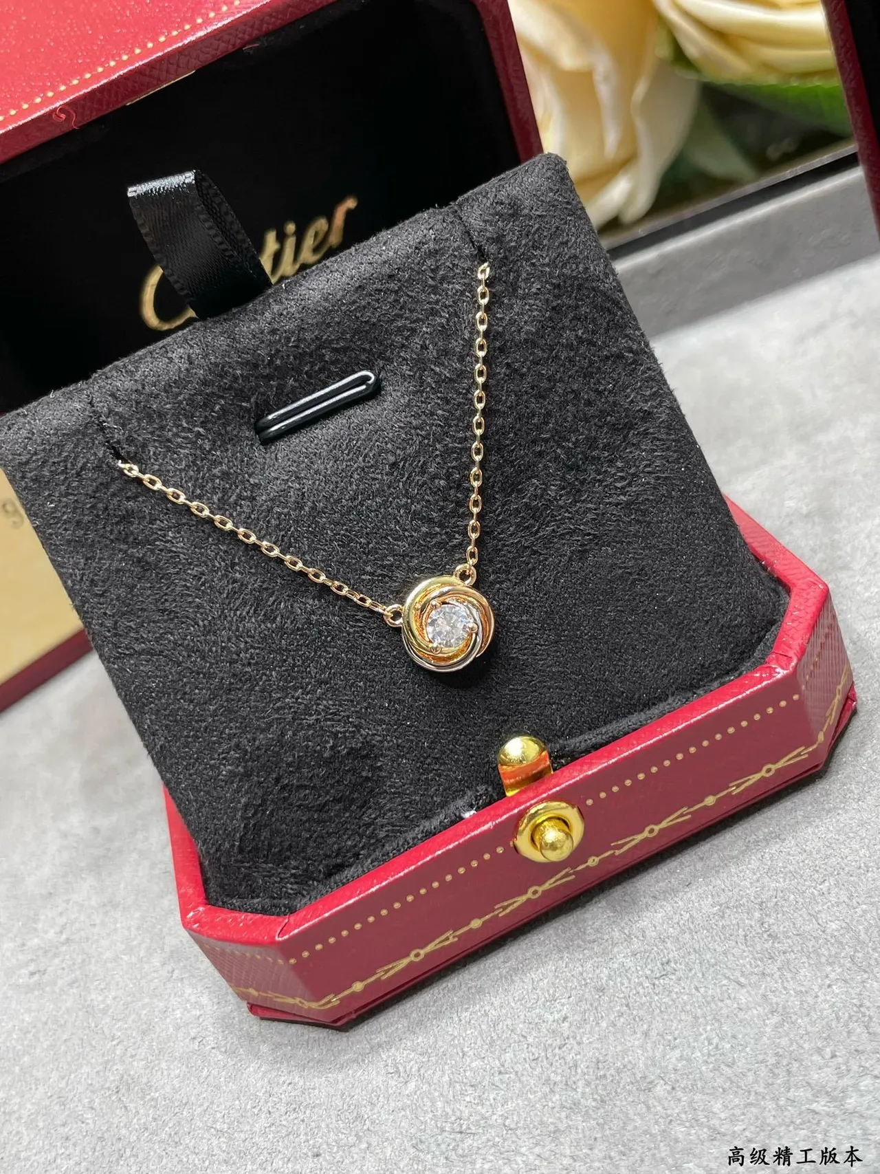 سلسلة القلادة Cartier الذهبية الدوامية والوحيدة 5