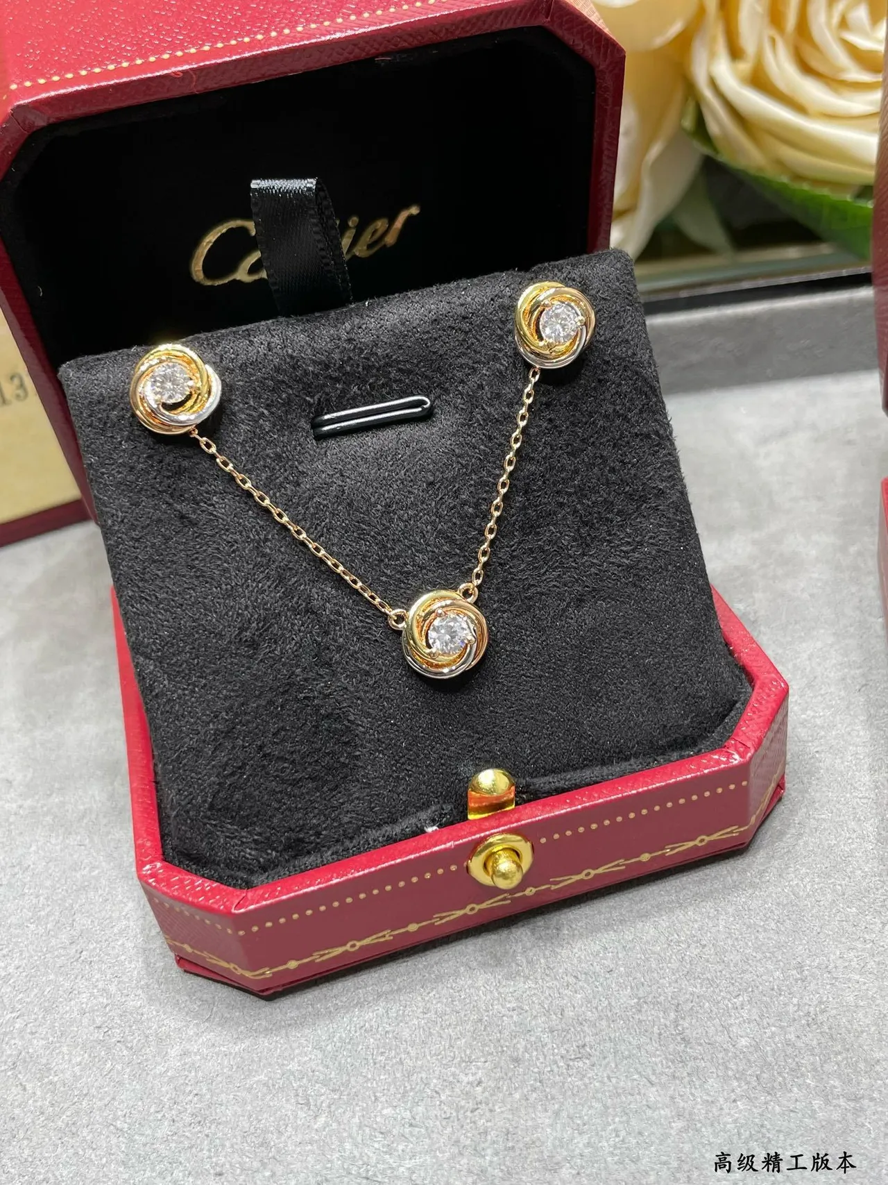 سلسلة القلادة Cartier الذهبية الدوامية والوحيدة 6