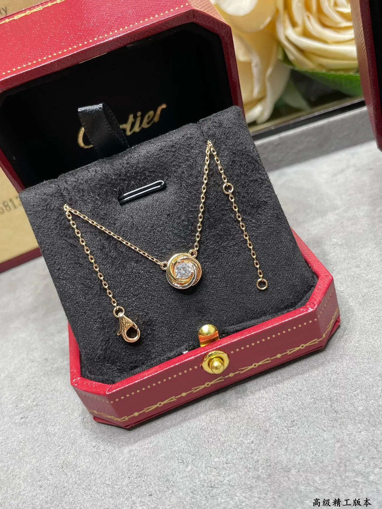 سلسلة القلادة Cartier الذهبية الدوامية والوحيدة 7