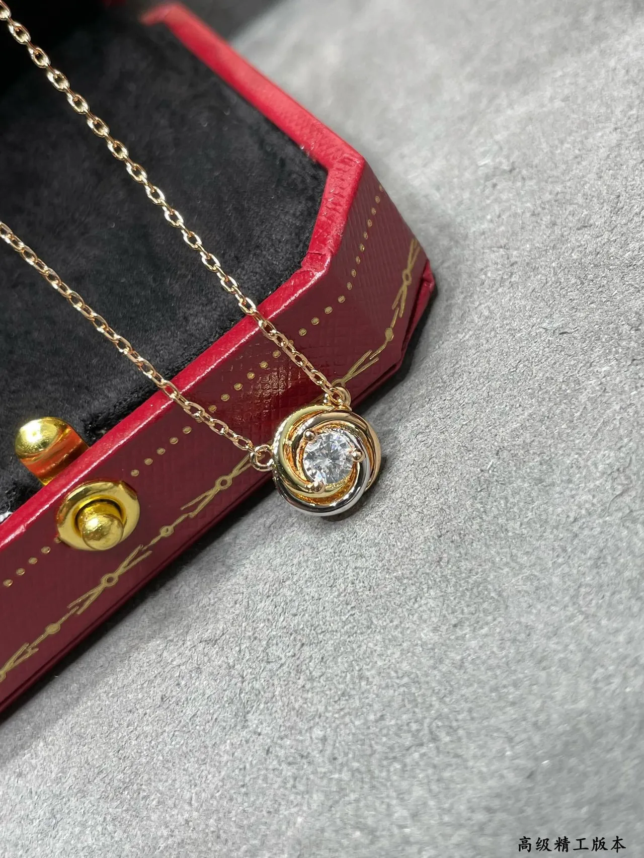 سلسلة القلادة Cartier الذهبية الدوامية والوحيدة 8