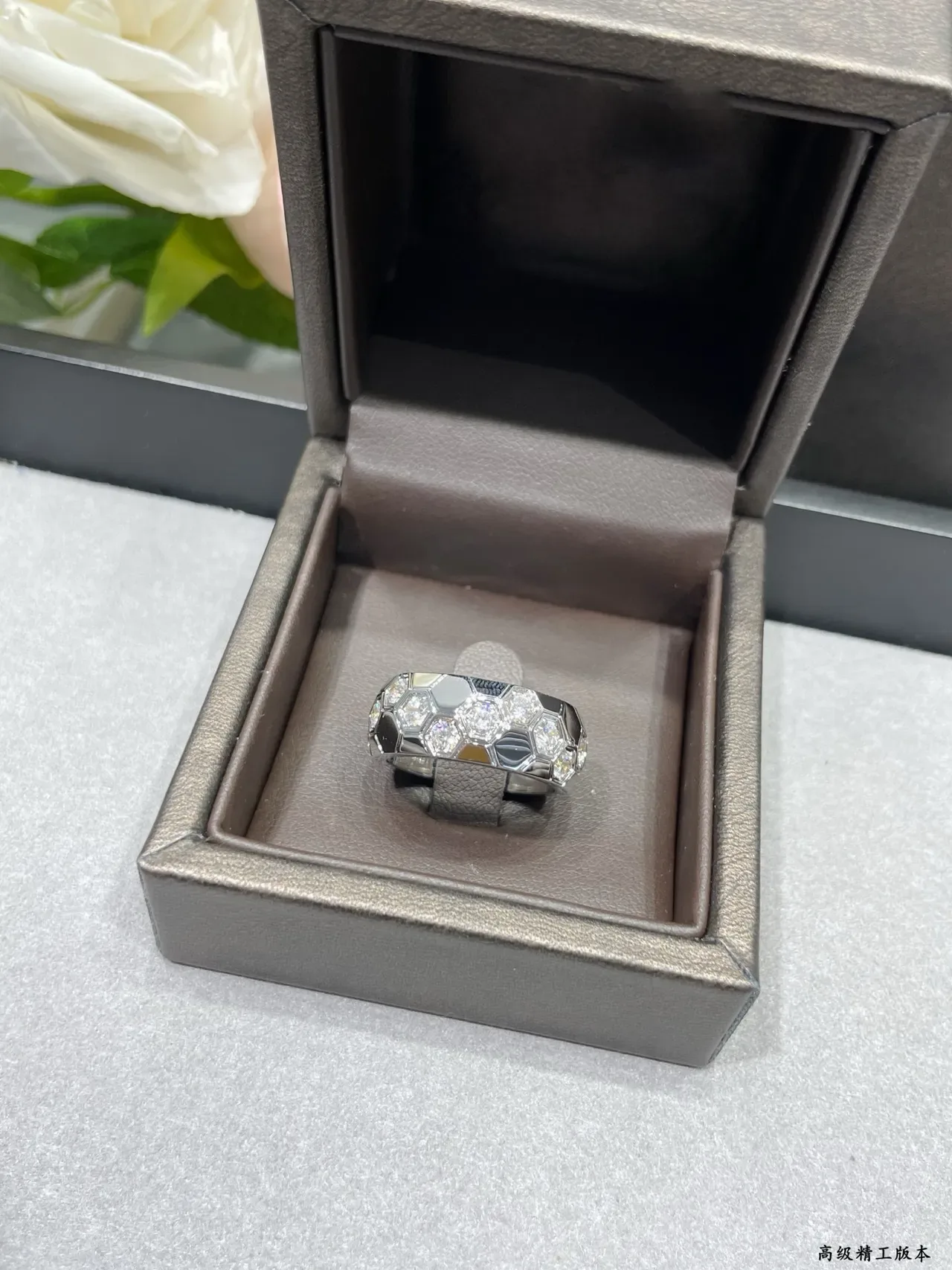Cartier Juste un Clou خاتم ذهب أبيض سداسي خلية نحل حجر متوهج 2
