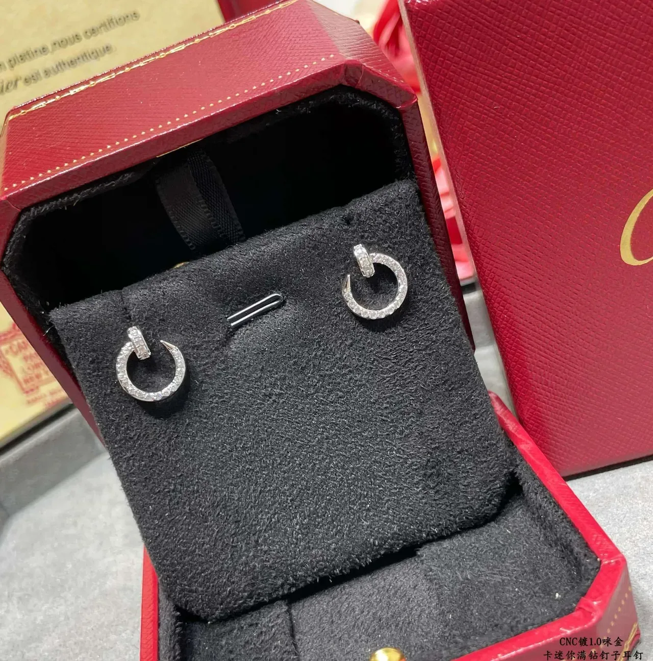 Cartier Juste un Clou Pavé Boucles d'oreilles en hoop ouvertes 4