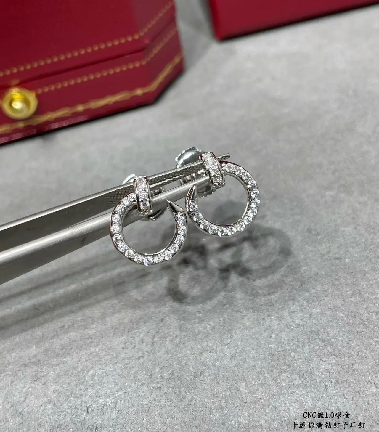 Cartier Juste un Clou Pavé Boucles d'oreilles en hoop ouvertes 8