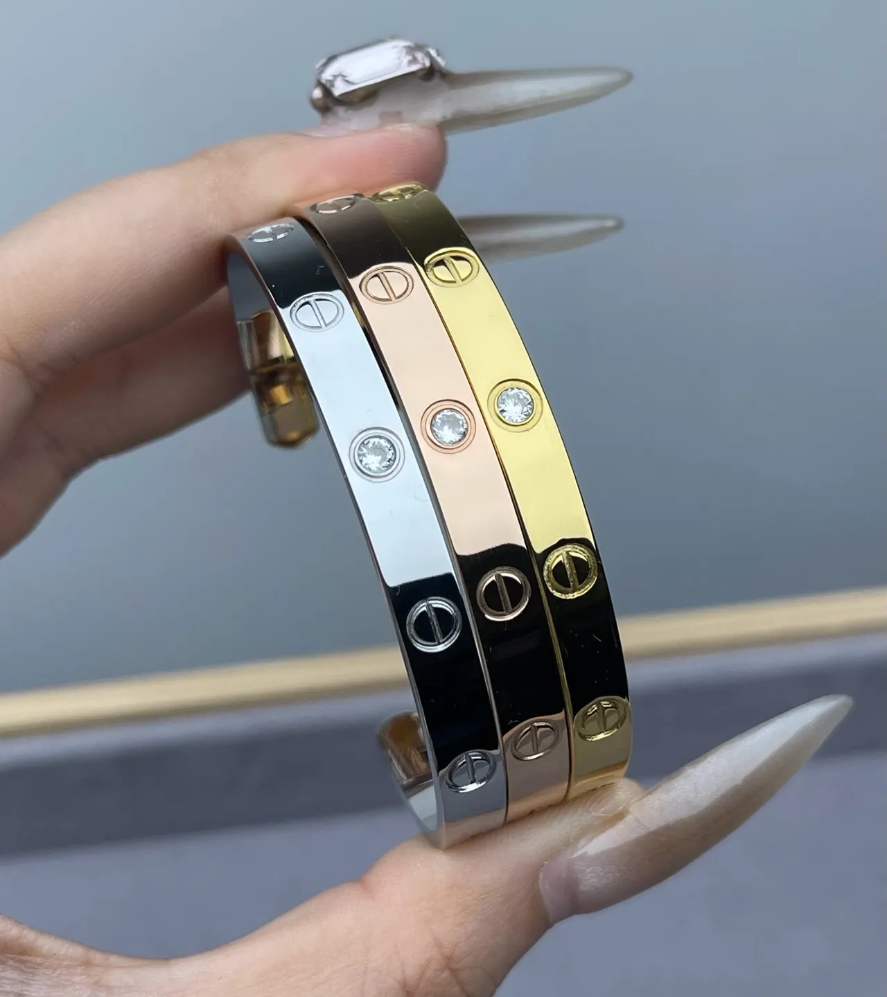 Cartier Love bracelet en or et argent au motif de vis à trois pierres 2