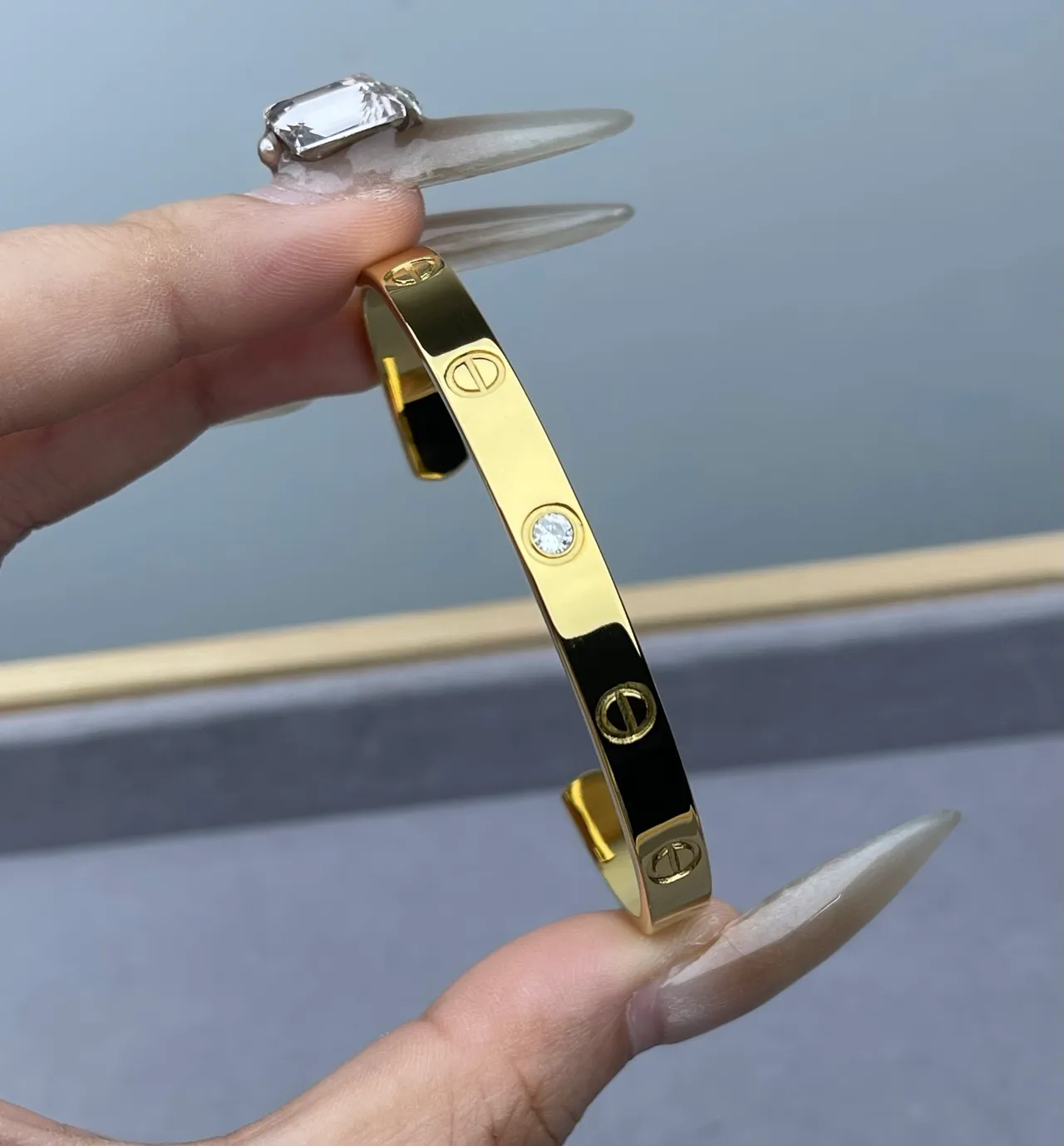 Cartier Love bracelet en or et argent au motif de vis à trois pierres 3