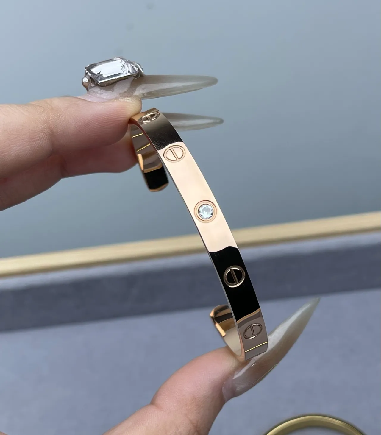 Cartier Love bracelet en or et argent au motif de vis à trois pierres 5