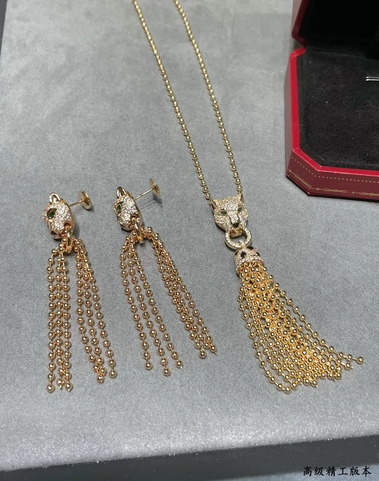 Brincos Cartier Panthère de Cartier com Cabeça de Pantera, Cristais Pavê e Olho de Esmeralda com Franjas 2