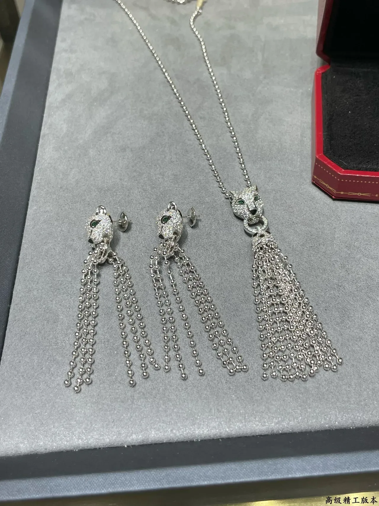 Brincos Cartier Panthère de Cartier com Cabeça de Pantera, Cristais Pavê e Olho de Esmeralda com Franjas 3