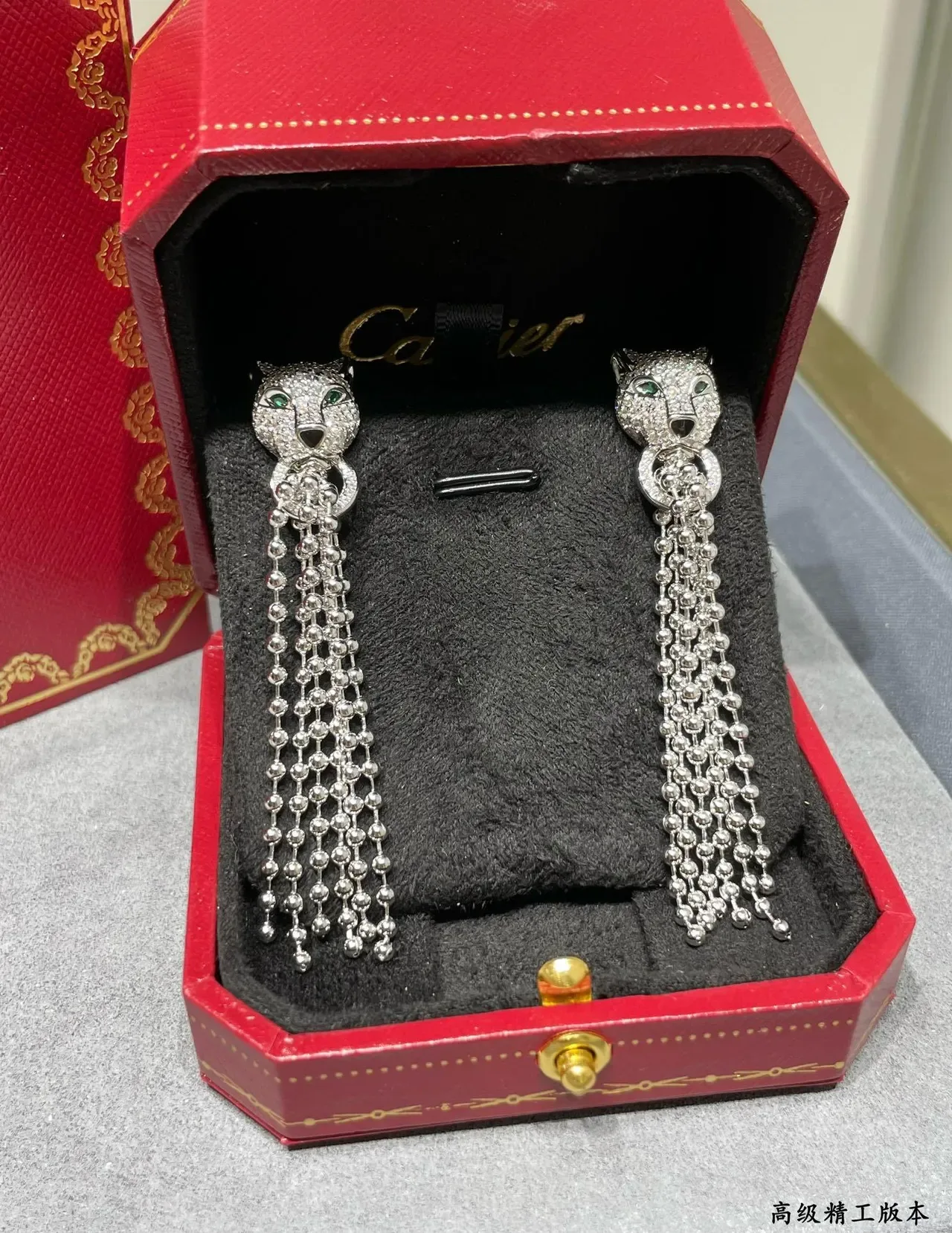 Brincos Cartier Panthère de Cartier com Cabeça de Pantera, Cristais Pavê e Olho de Esmeralda com Franjas 5