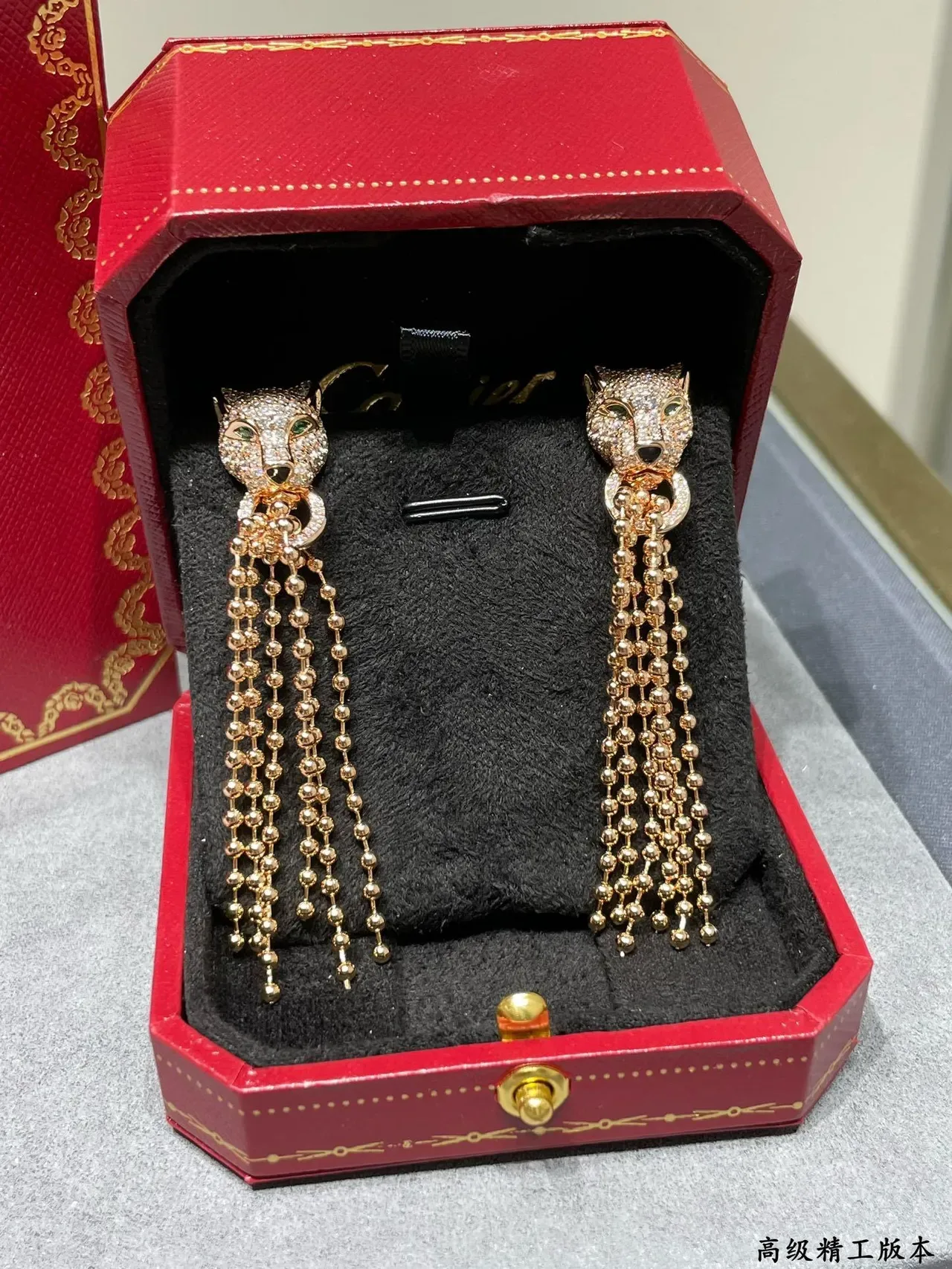 Brincos Cartier Panthère de Cartier com Cabeça de Pantera, Cristais Pavê e Olho de Esmeralda com Franjas 6