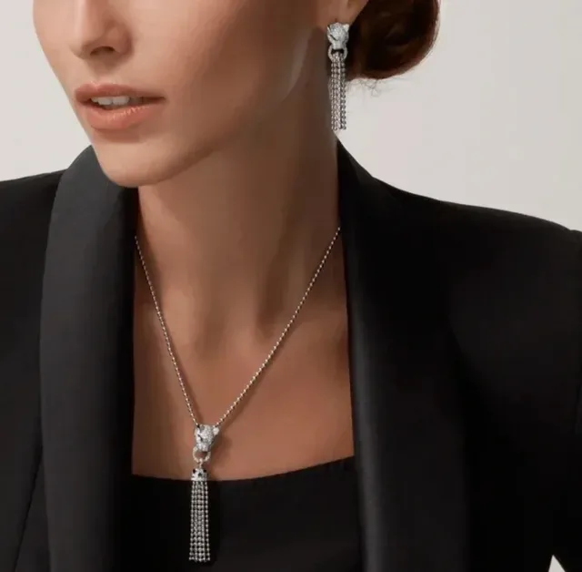Brincos Cartier Panthère de Cartier com Cabeça de Pantera, Cristais Pavê e Olho de Esmeralda com Franjas 9