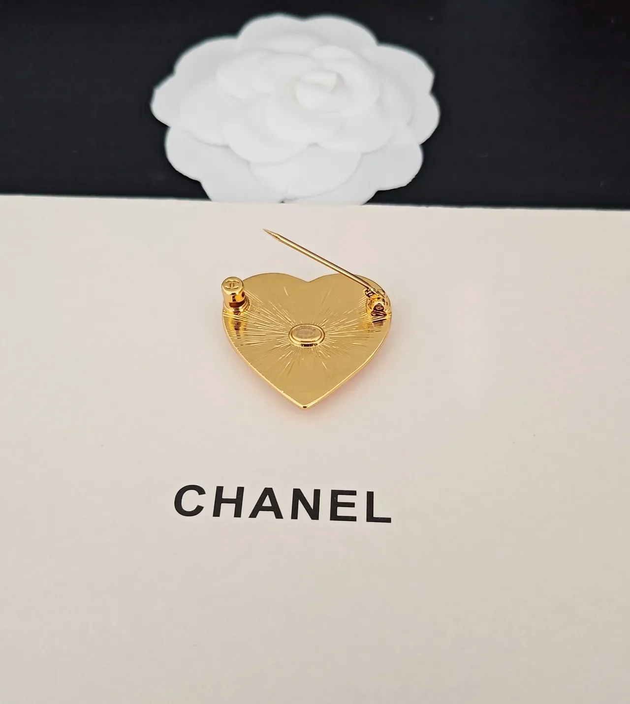 Chanel Amour Black Gold Heart-Shaped Enamel And Metal Brooch 2