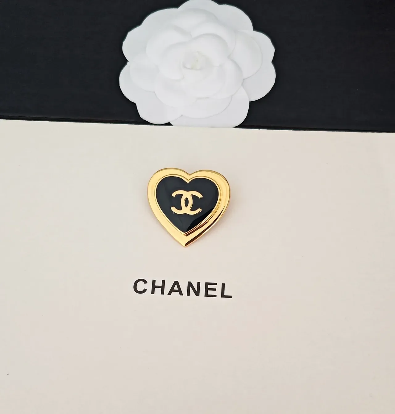 Chanel Amour Black Gold Heart-Shaped Enamel And Metal Brooch 4