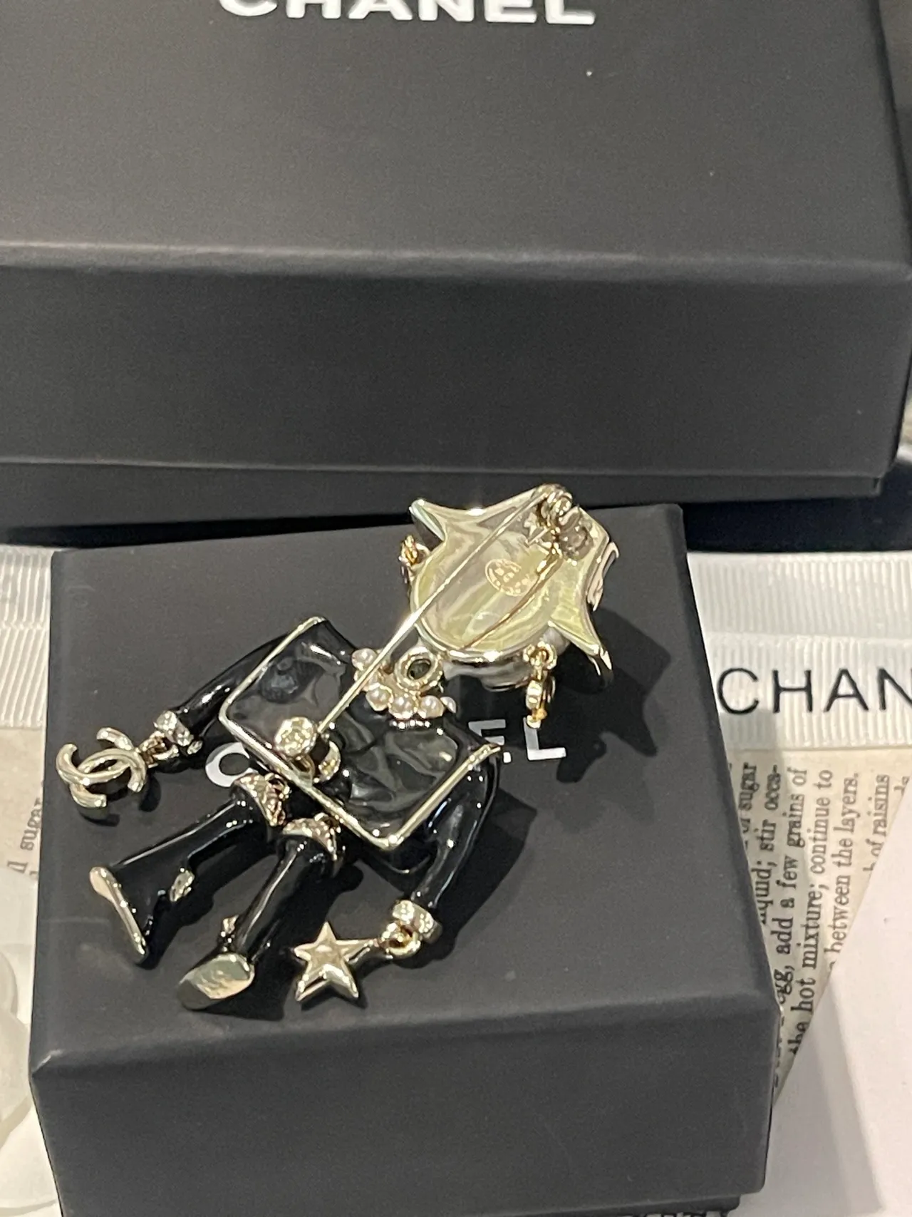 Chanel Broche Preto e Rosa Estilo Figurine Esmalte e Resina 2
