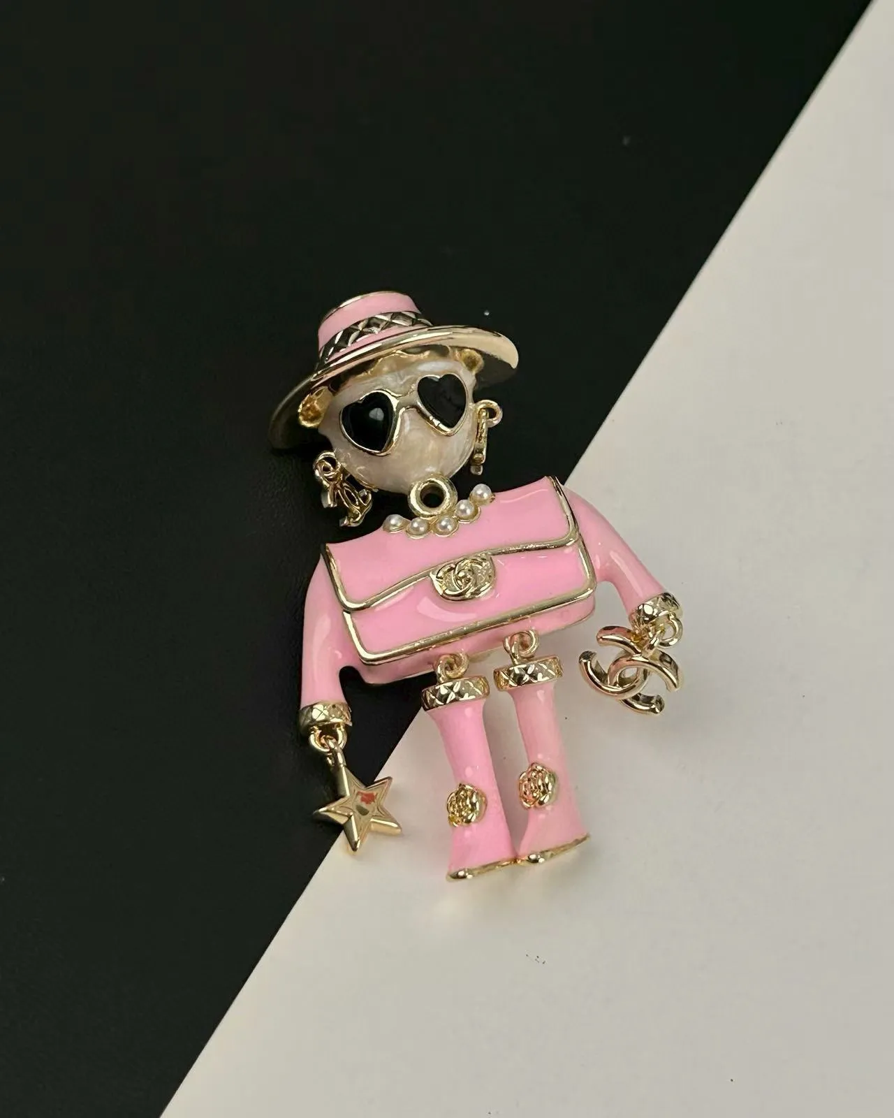 Chanel Broche Preto e Rosa Estilo Figurine Esmalte e Resina 4
