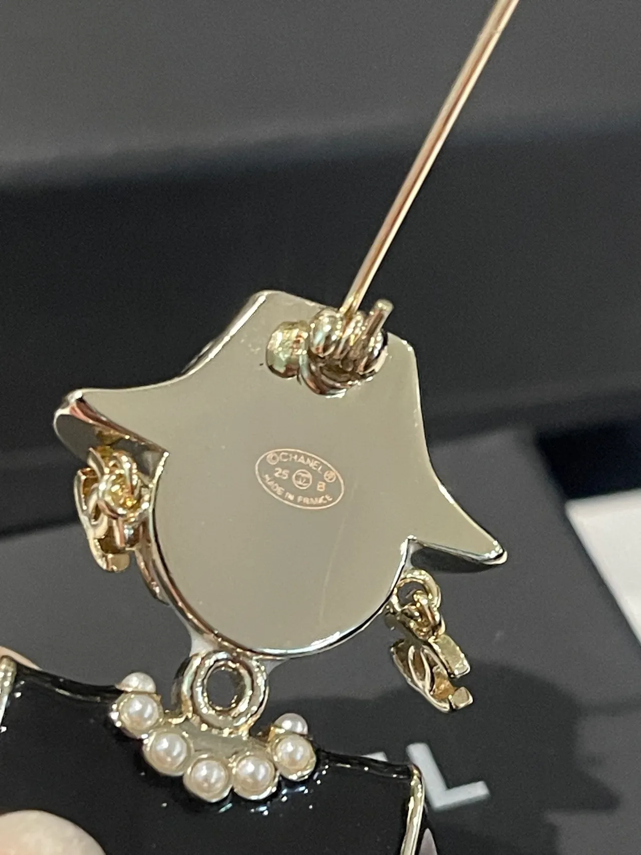 Chanel Broche Preto e Rosa Estilo Figurine Esmalte e Resina 5
