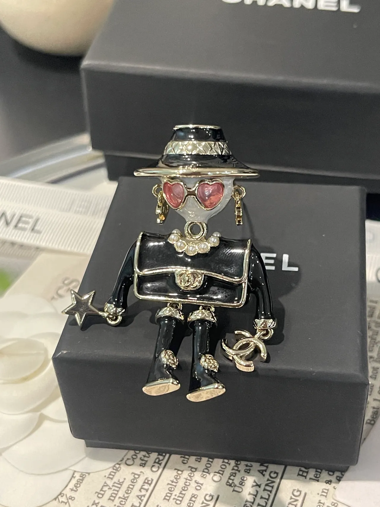 Chanel Broche Preto e Rosa Estilo Figurine Esmalte e Resina 6