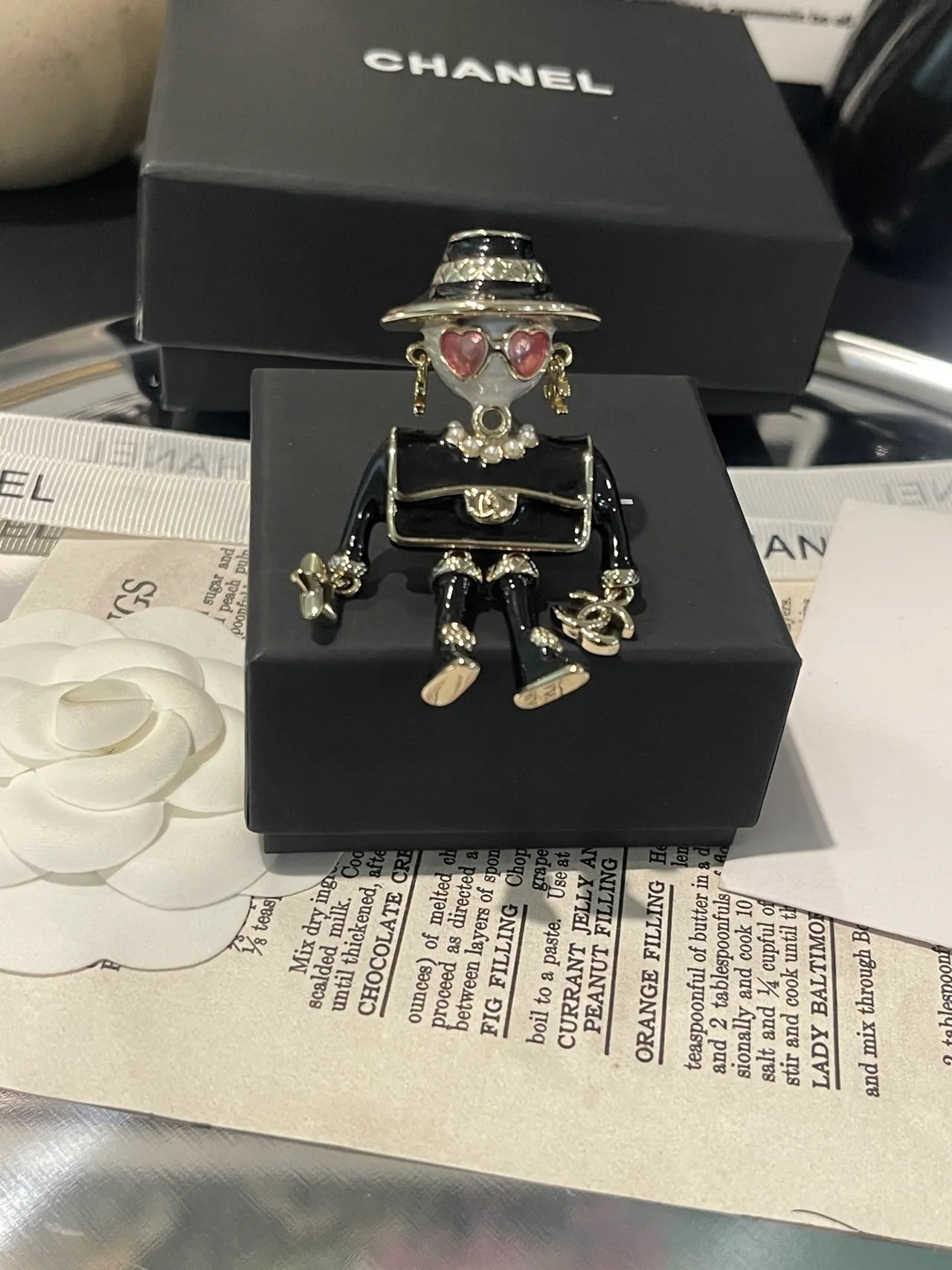 Chanel Broche Preto e Rosa Estilo Figurine Esmalte e Resina 7