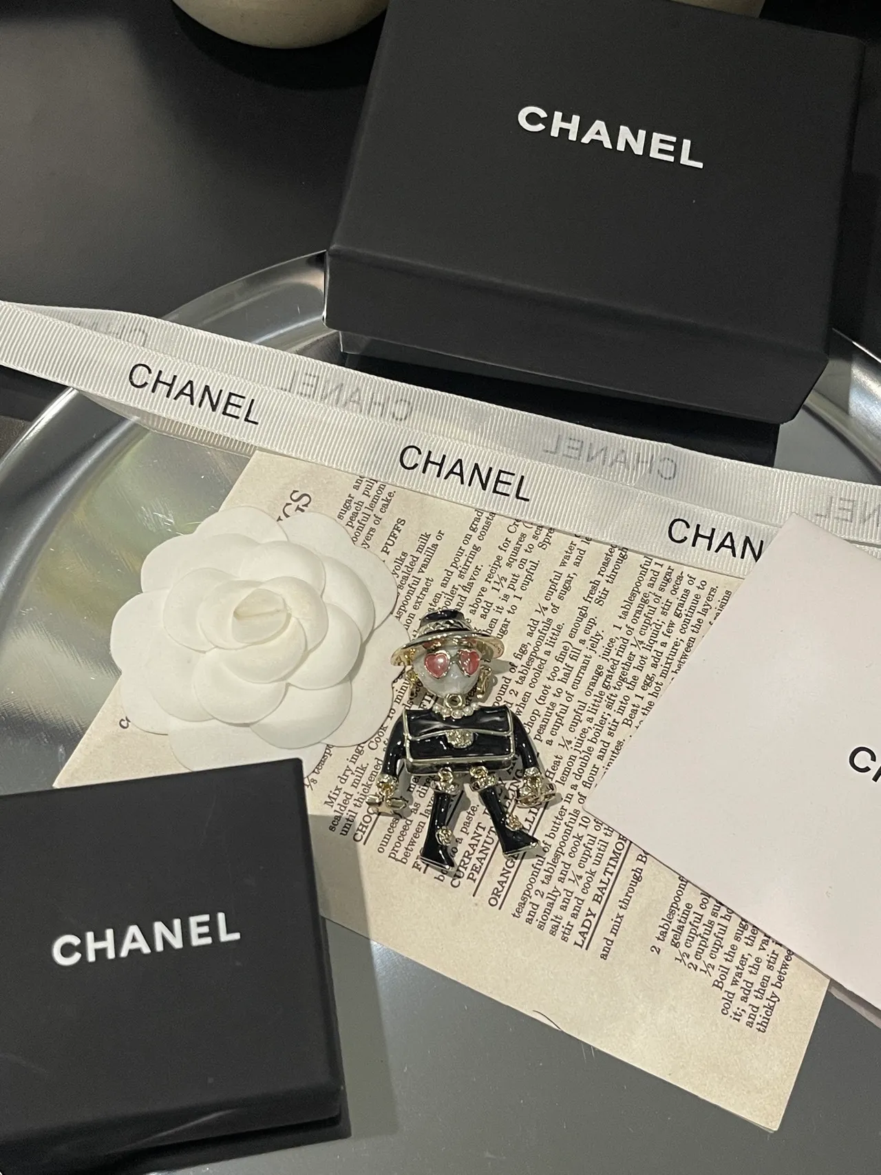 Chanel Broche Preto e Rosa Estilo Figurine Esmalte e Resina 8