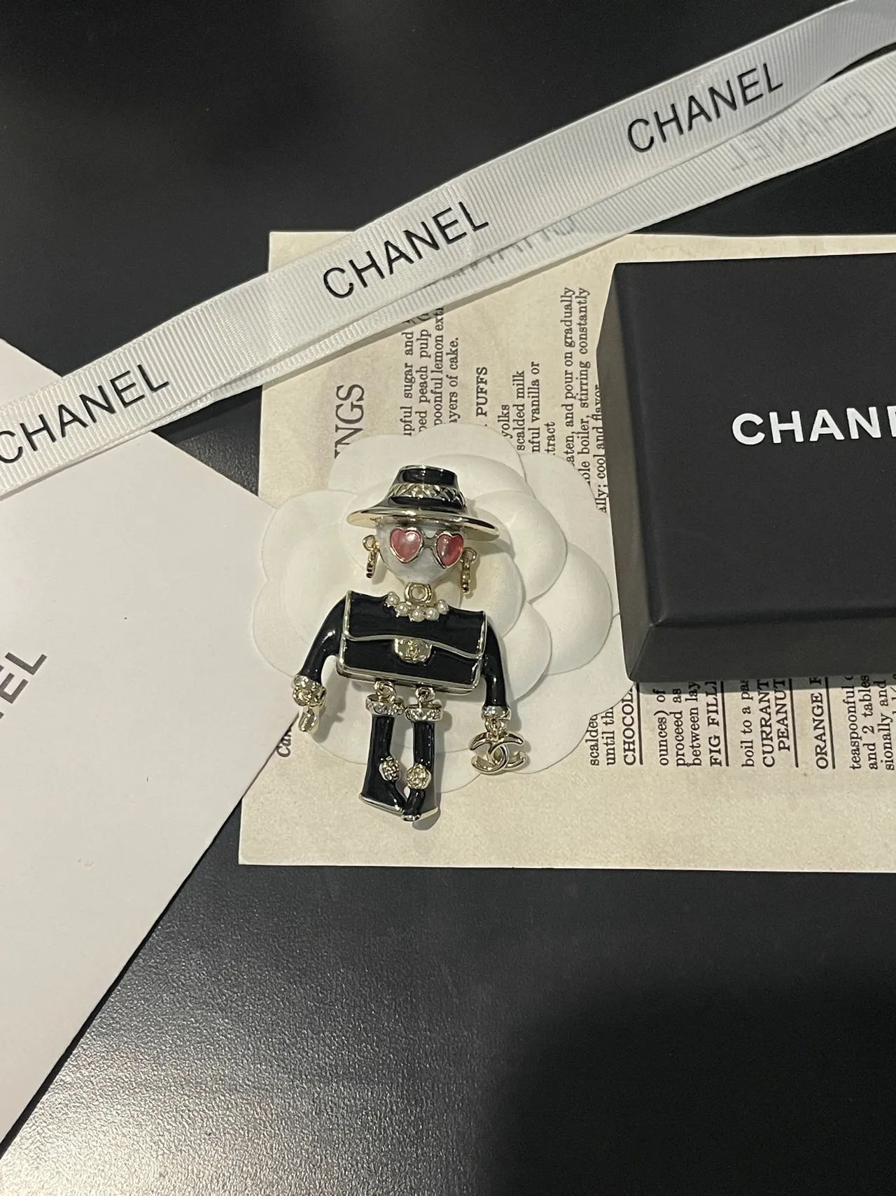 Chanel Broche Preto e Rosa Estilo Figurine Esmalte e Resina 9
