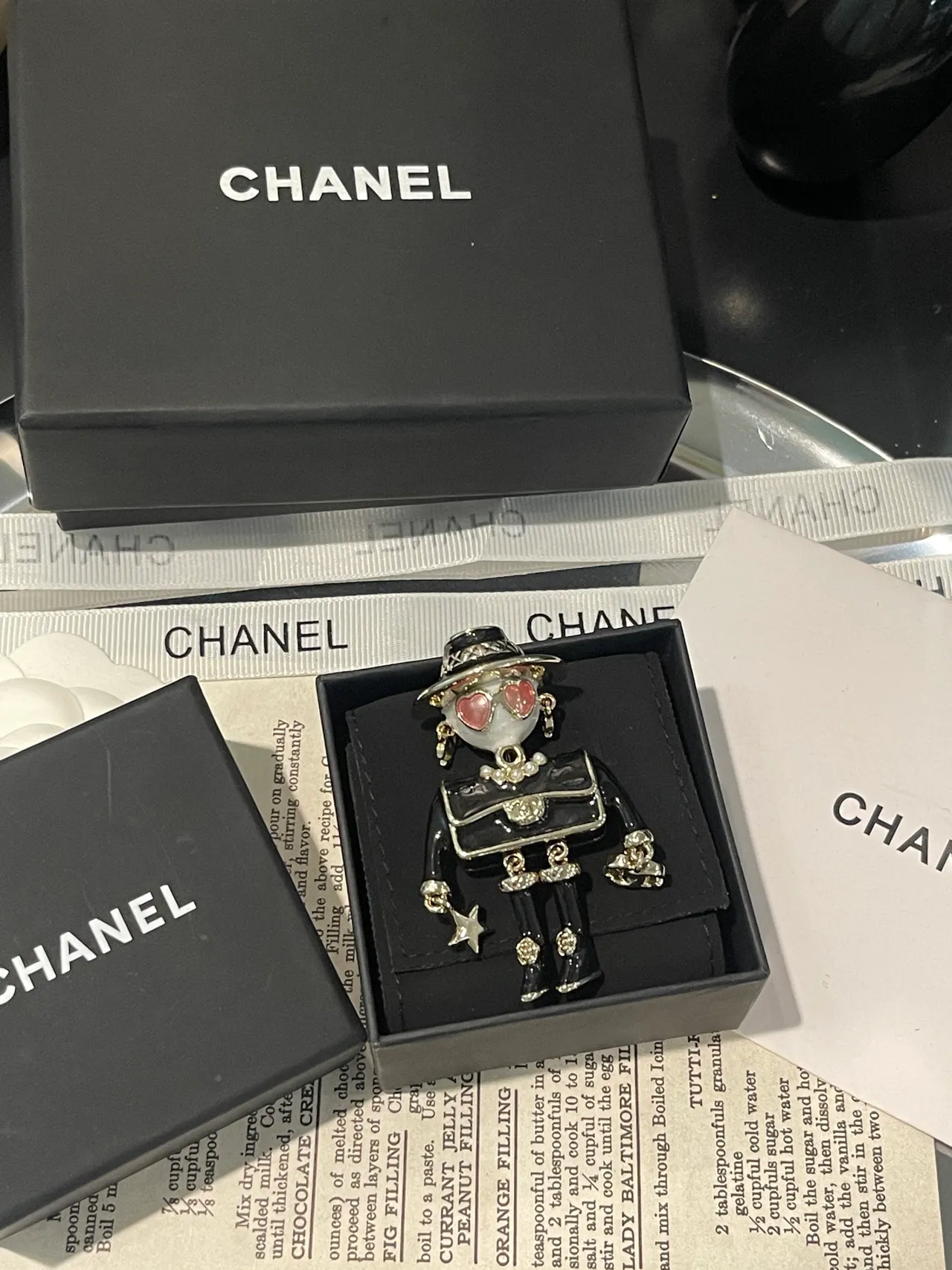 Chanel Broche Preto e Rosa Estilo Figurine Esmalte e Resina 10
