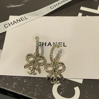 Chanel Bow 和 CC Pavé 水晶垂坠耳环