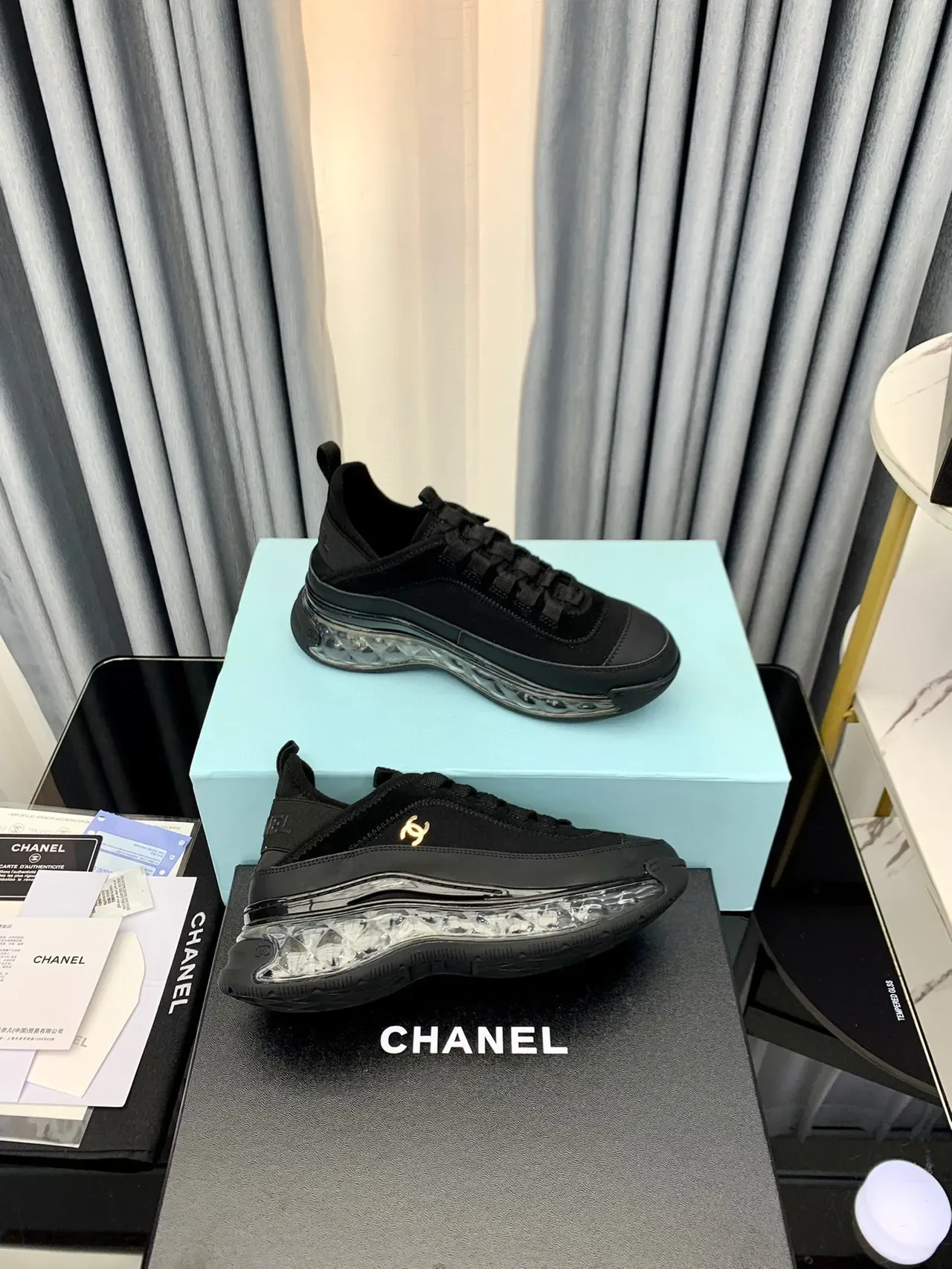 Chanel Bubble Sole pretos e dourados de camurça e couro superior transparente estilo de vida 2