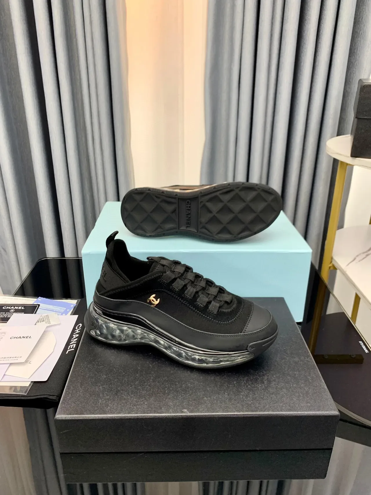 Chanel Bubble Sole pretos e dourados de camurça e couro superior transparente estilo de vida 3
