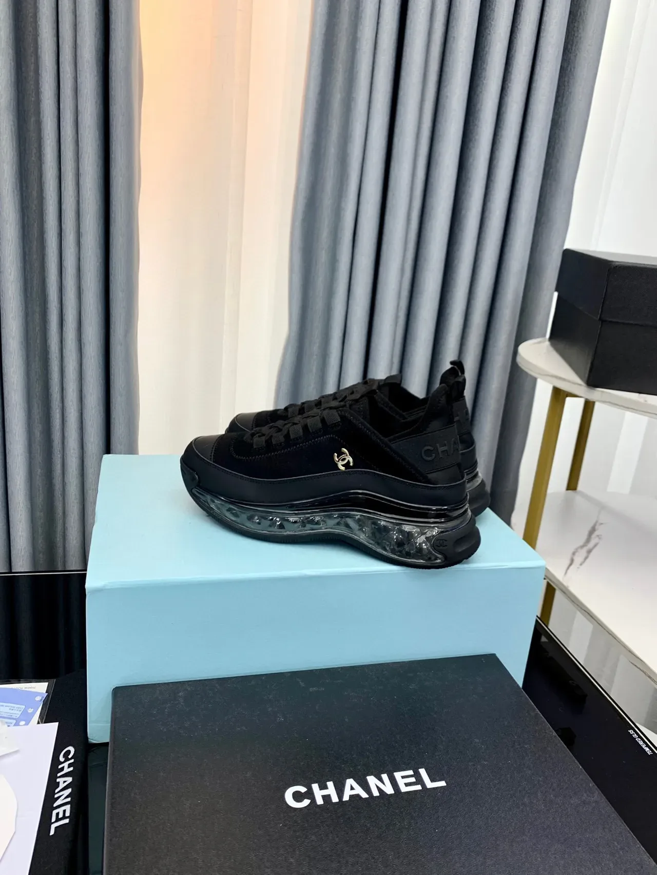 Chanel Bubble Sole pretos e dourados de camurça e couro superior transparente estilo de vida 4