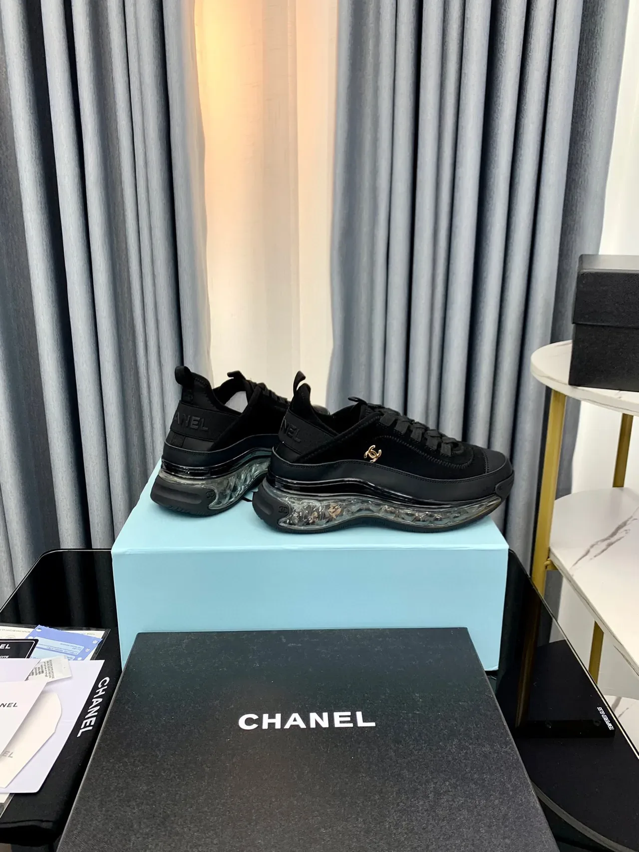 Chanel Bubble Sole pretos e dourados de camurça e couro superior transparente estilo de vida 5