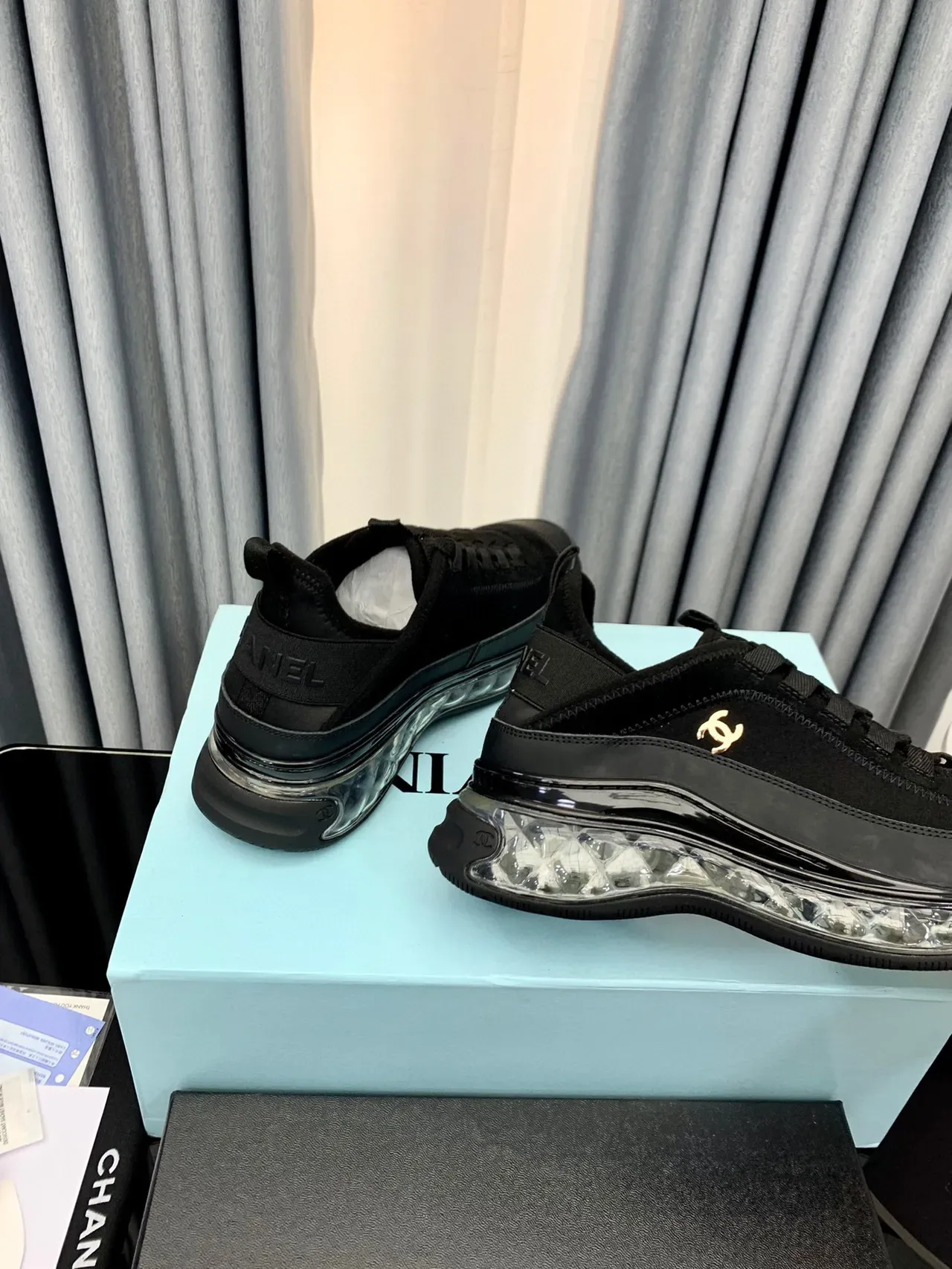 Chanel Bubble Sole pretos e dourados de camurça e couro superior transparente estilo de vida 6