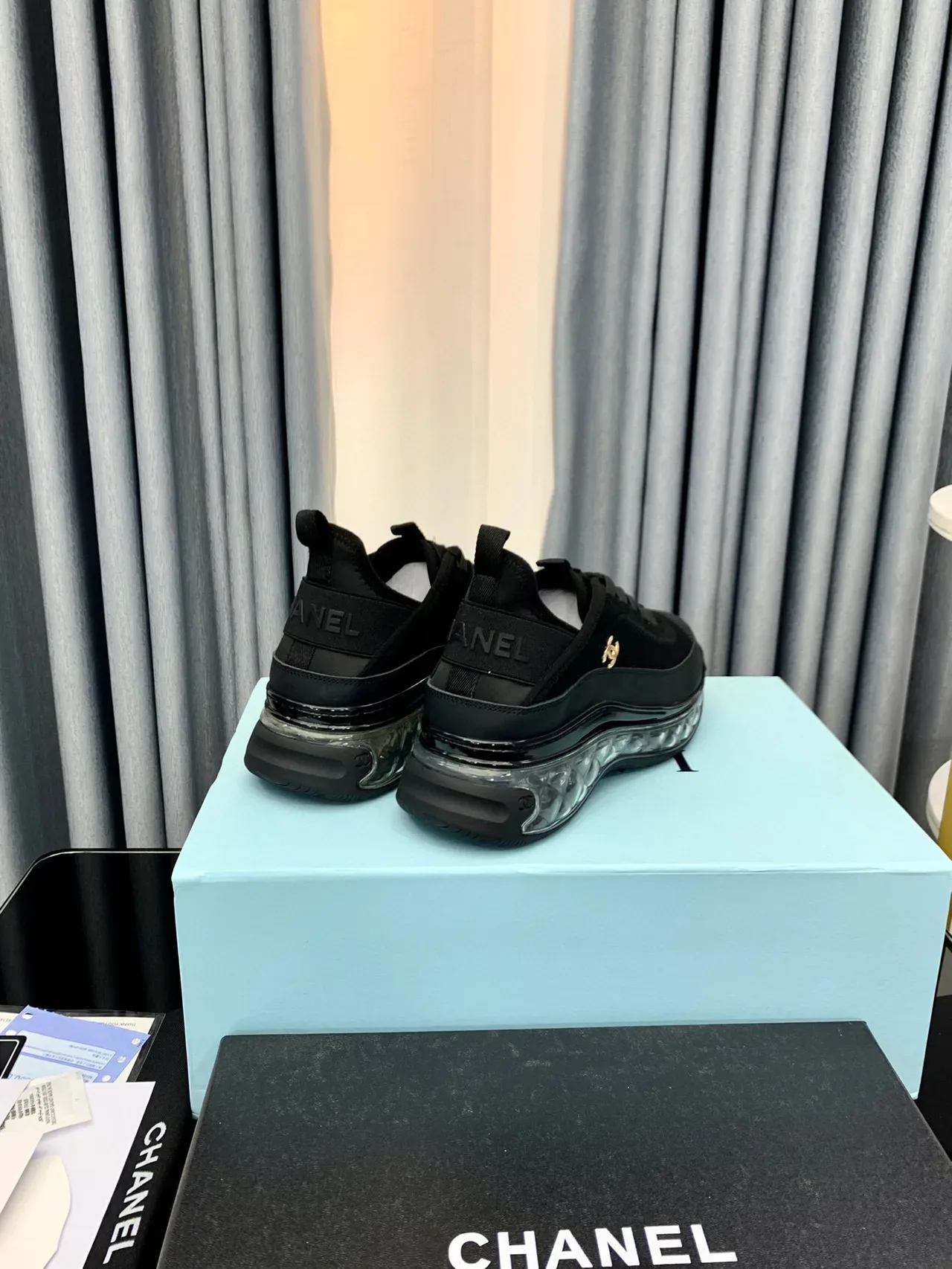 Chanel Bubble Sole pretos e dourados de camurça e couro superior transparente estilo de vida 7
