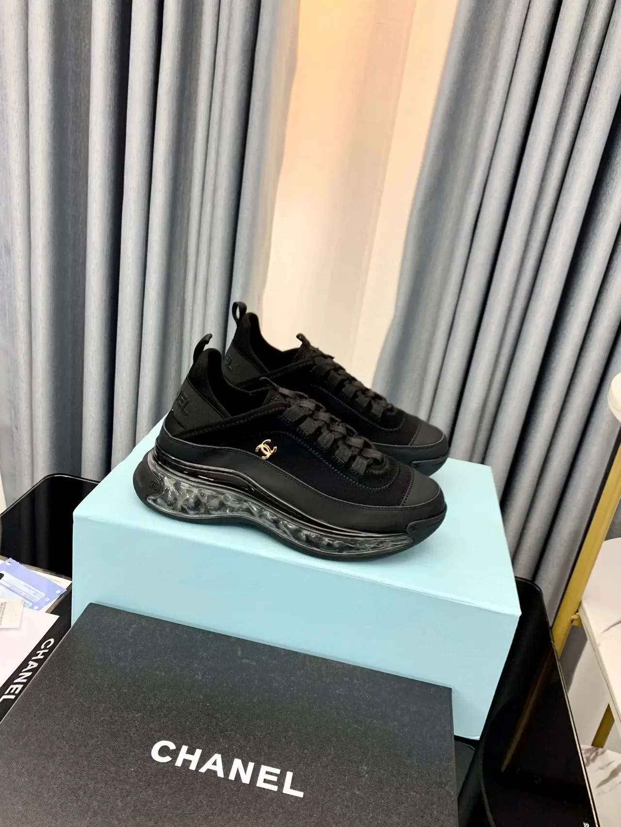 Chanel Bubble Sole pretos e dourados de camurça e couro superior transparente estilo de vida 8