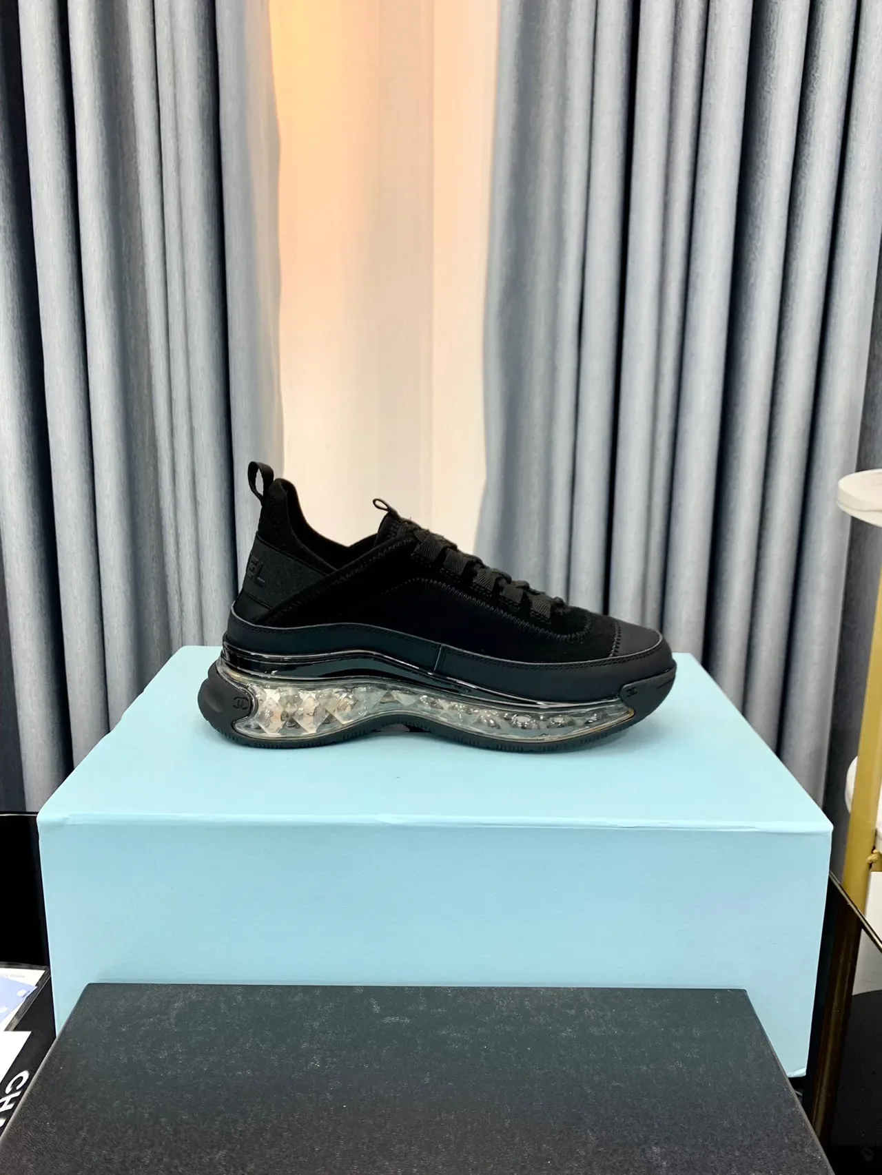 Chanel Bubble Sole pretos e dourados de camurça e couro superior transparente estilo de vida 9
