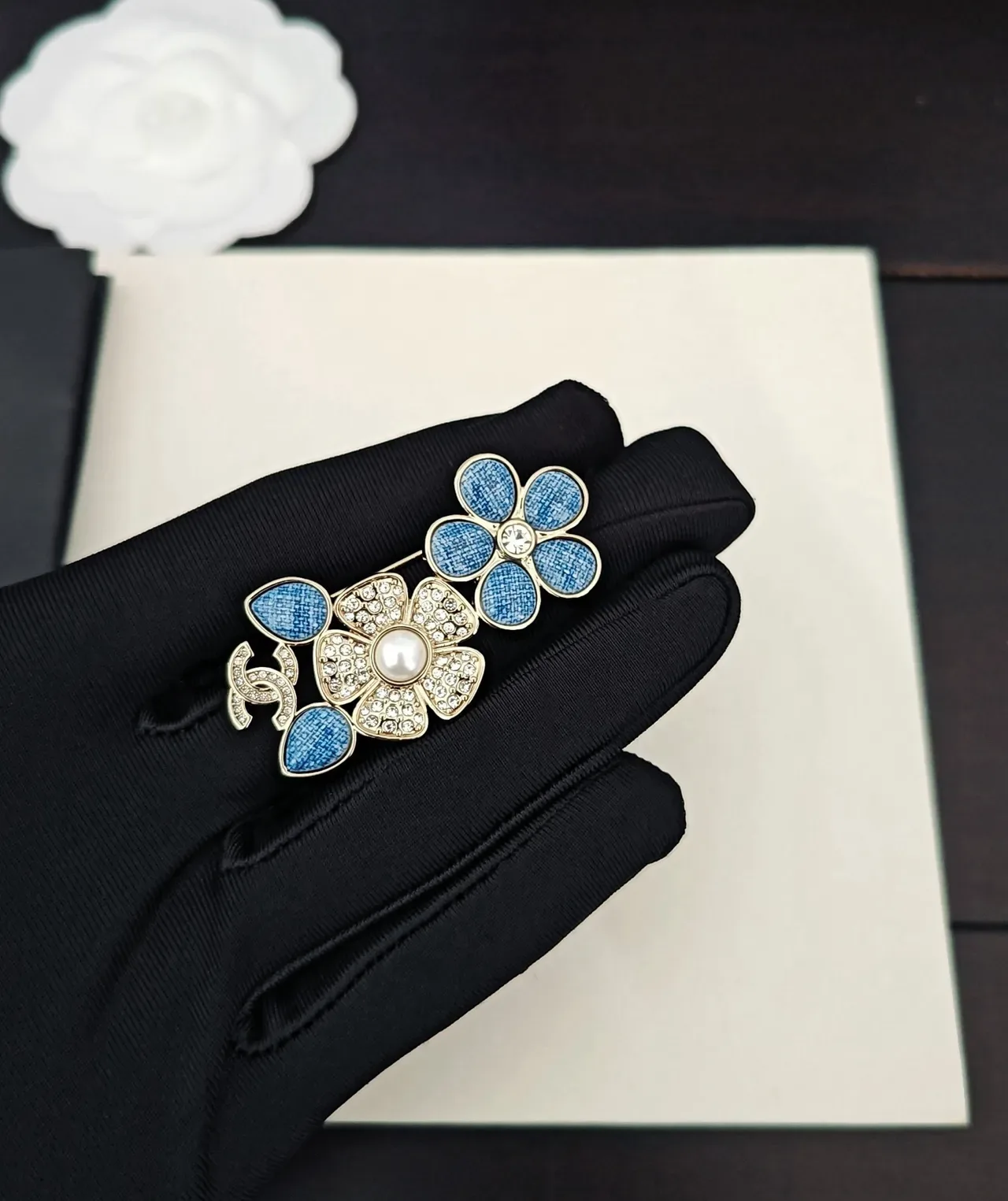 Chanel Camélia Broche Floral Bleu et Or avec Cristaux 2