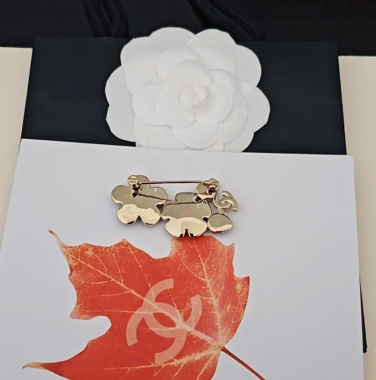 Chanel Camélia Broche Floral Bleu et Or avec Cristaux 3