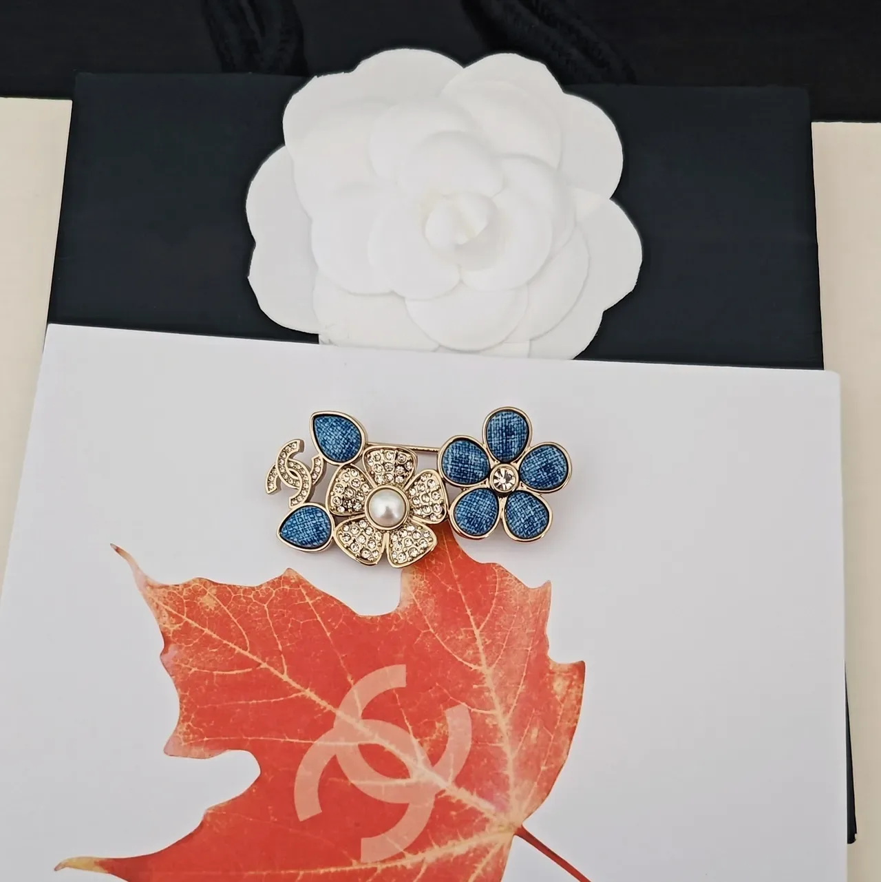 Chanel Camélia Broche Floral Bleu et Or avec Cristaux 4