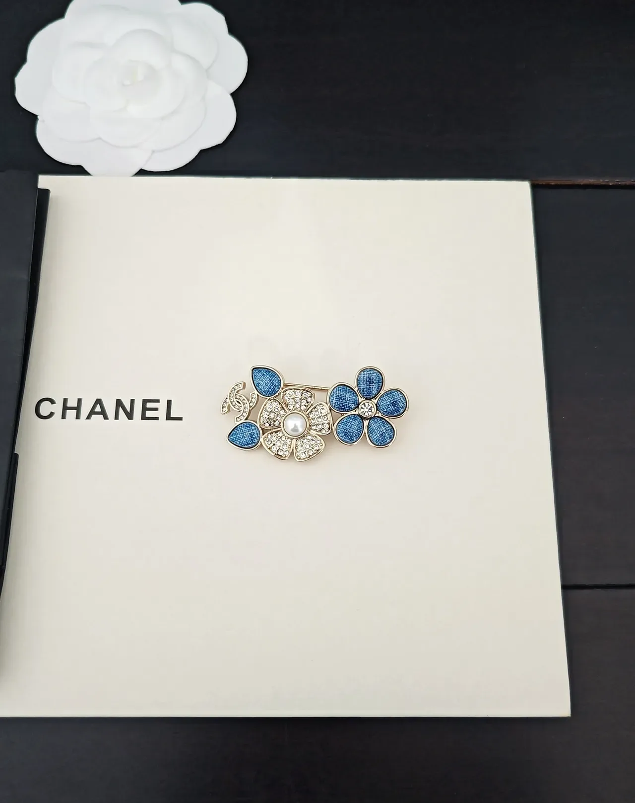 Chanel Camélia Broche Floral Bleu et Or avec Cristaux 5