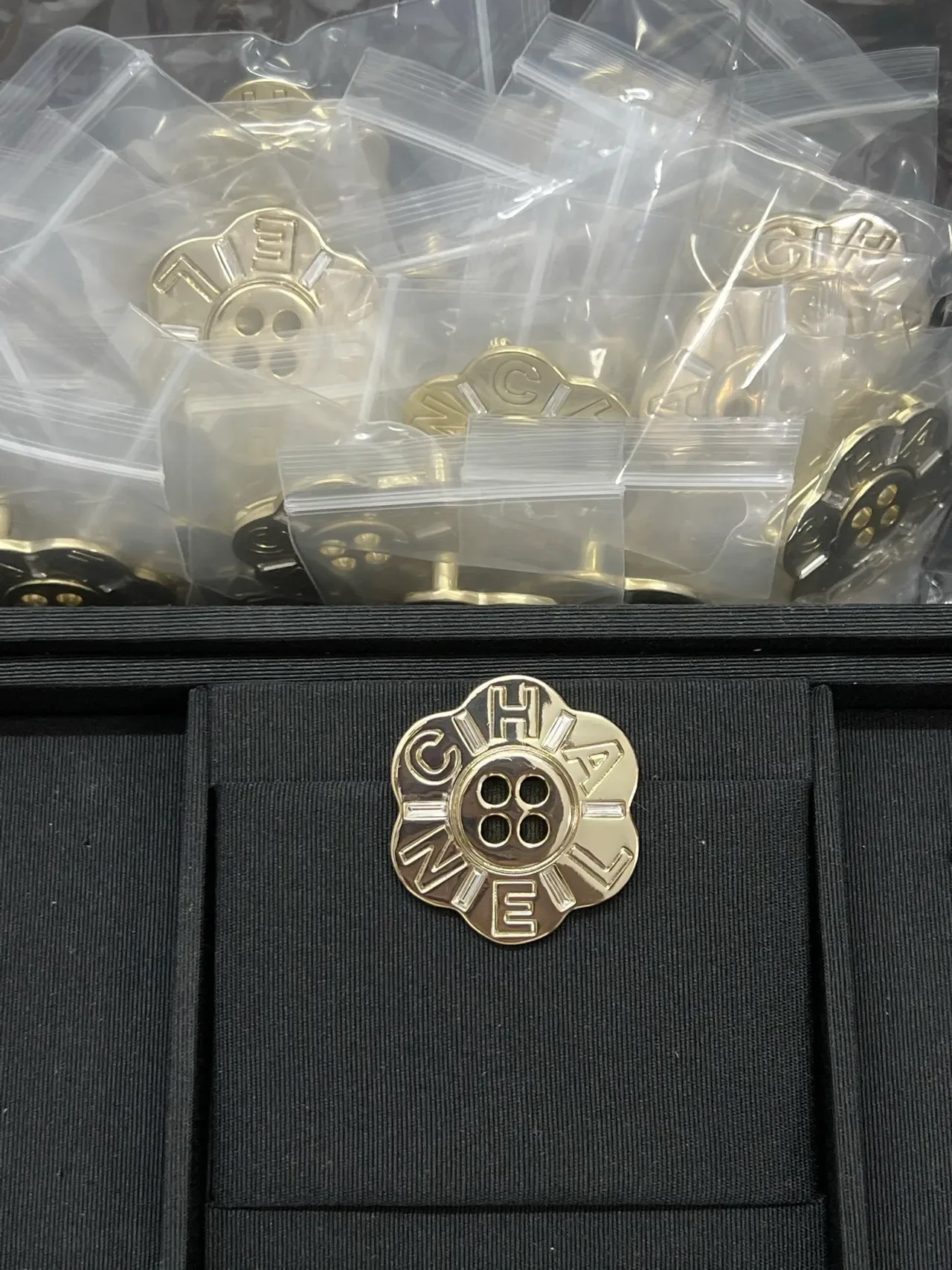 Chanel Broche Camélia Bouton Métal Doré 2