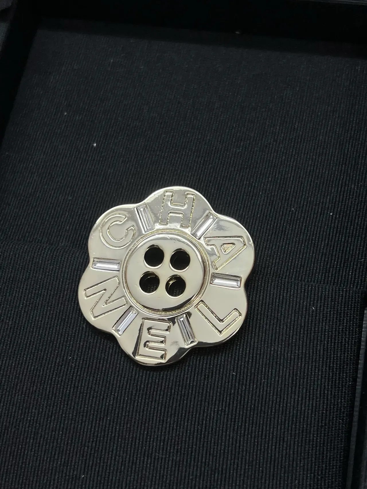 Chanel Broche Camélia Bouton Métal Doré 3