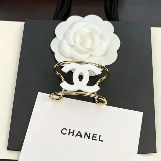 Chanel Camellia CC Logo 白色树脂 金色 手镯