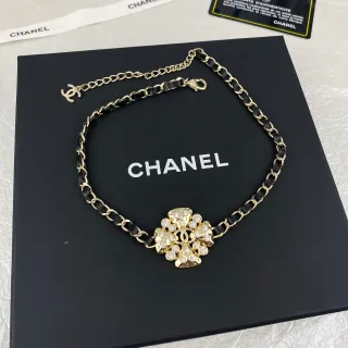 Chanel Camellia क्रिस्टल-इम्बेलिश्ड चेन हार