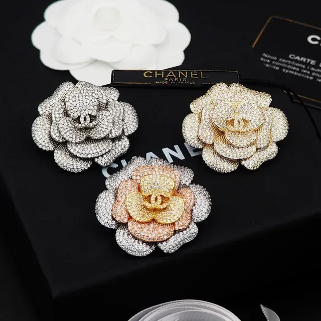 Chanel Camellia بروش زهور مرصعة بالكريستال متعددة الألوان 4