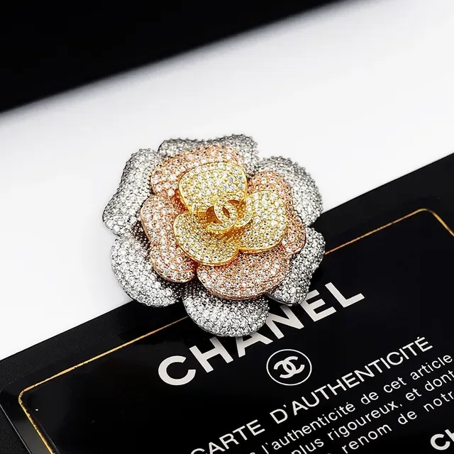 Chanel Camellia بروش زهور مرصعة بالكريستال متعددة الألوان 5