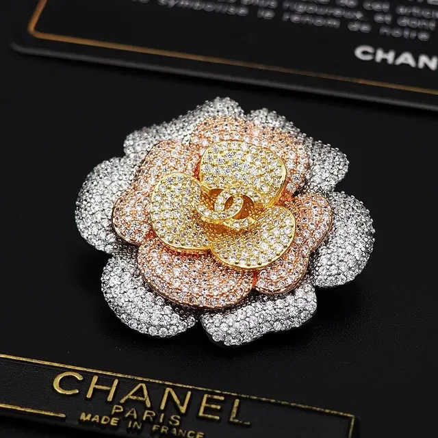 Chanel Camellia بروش زهور مرصعة بالكريستال متعددة الألوان 8