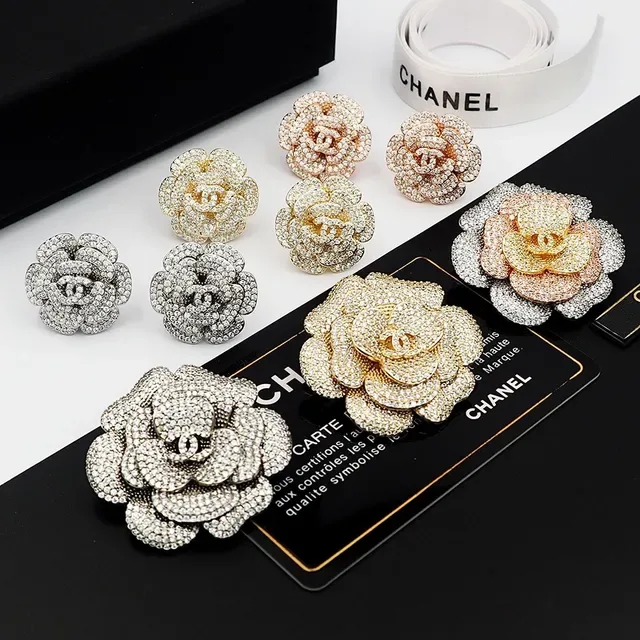 Chanel Camellia بروش زهور مرصعة بالكريستال متعددة الألوان 9