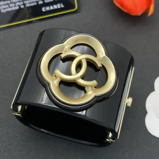 Chanel Camellia Cuff 黑色 Gold-Tone Bracelet